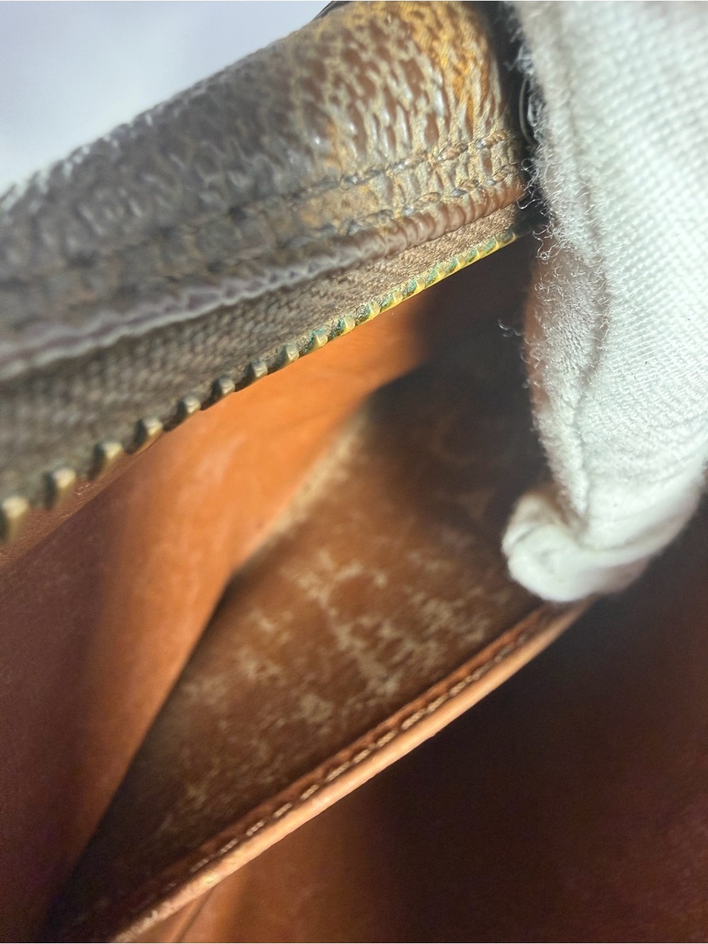 VINTAGE Louis Vuitton Monogram Canvas Clutch in Brown and Tan - Picture 9 of 16